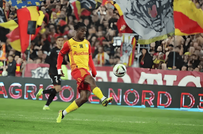 他来了！鲁能球迷期盼已久的法甲新杀器现身训练场，踢三镇首秀