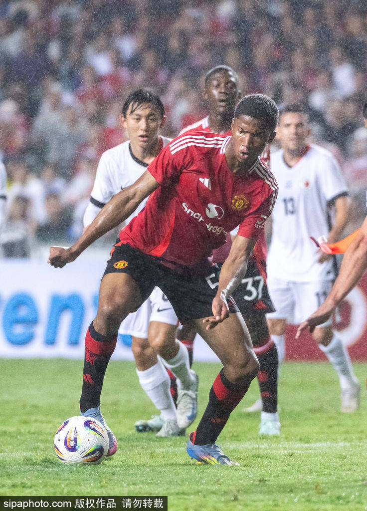 曼联4200万转会奇迹！阿莫林收获意外之财，卡雷拉斯成红魔救星